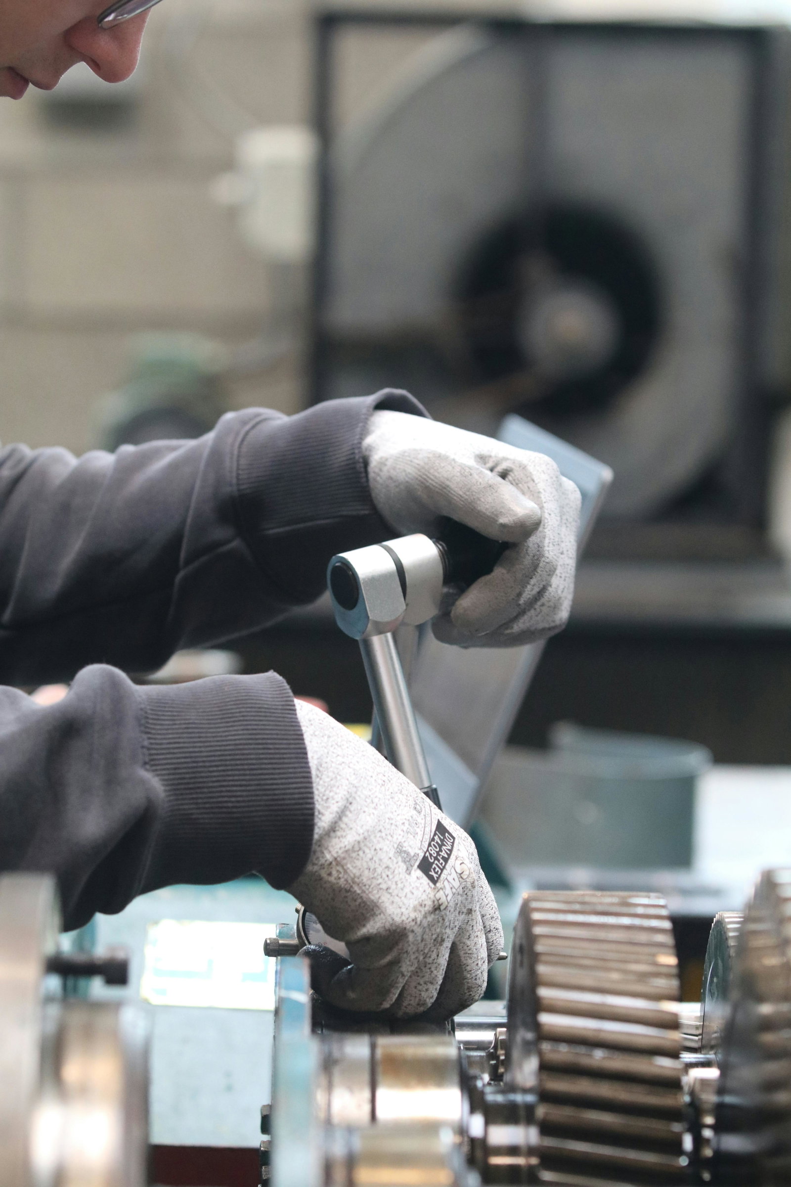 Anlagenmechaniker arbeitet mit Rohr an Werkbank