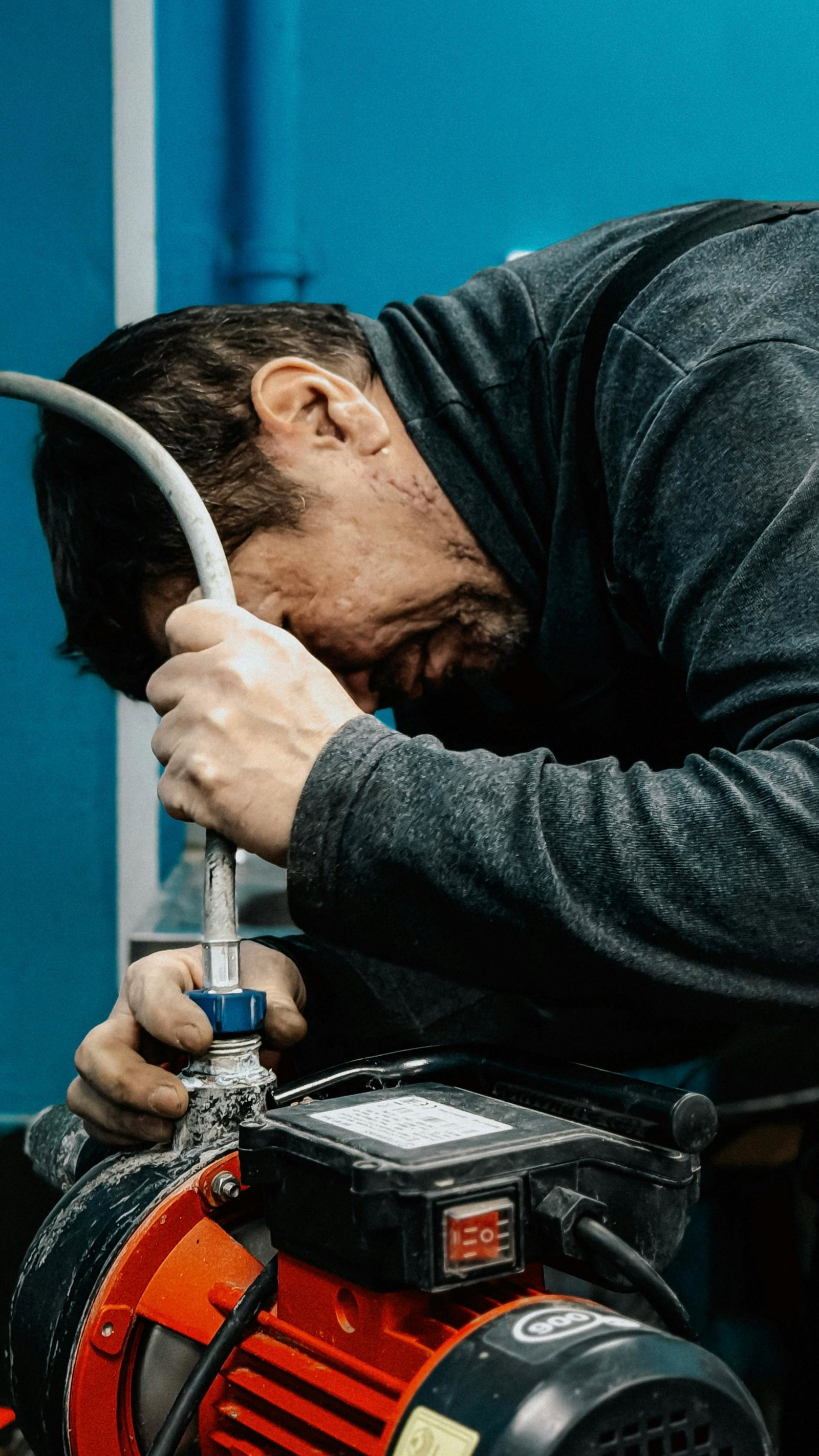 Anlagenmechaniker schraub Pumpe zusammen