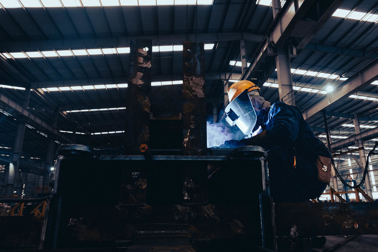 Werkzeugmechaniker mit Schweißer Maske arbeitet 