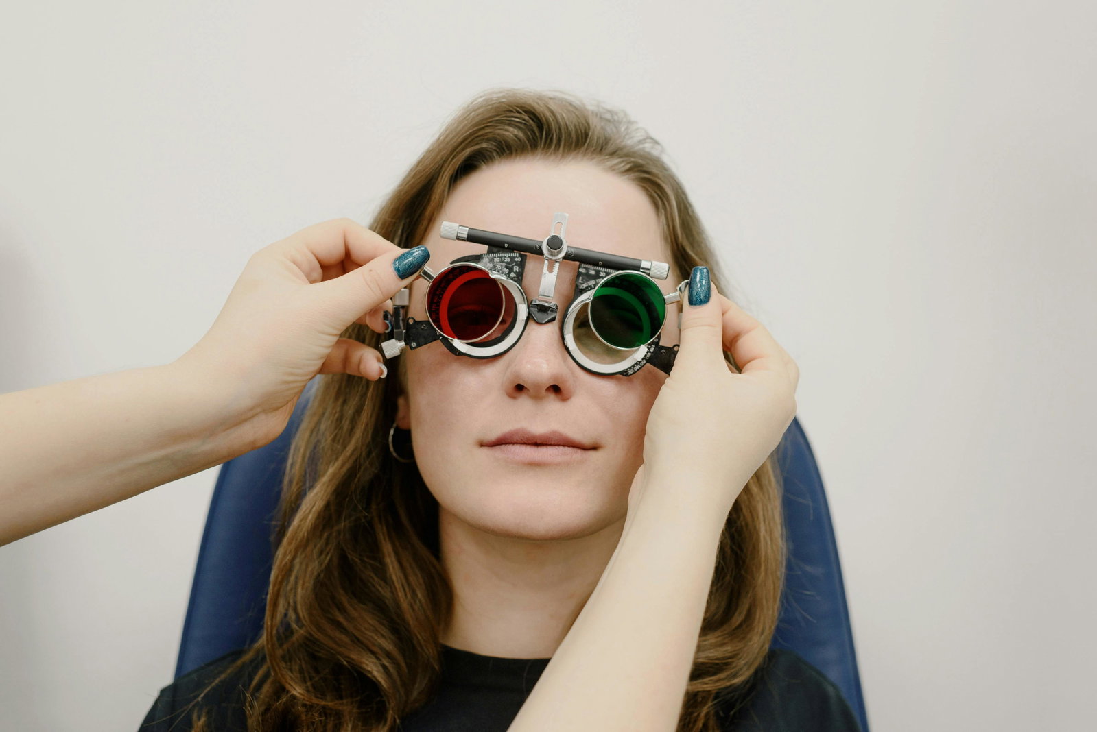 Optiker macht Farbsehtest mit Kundin