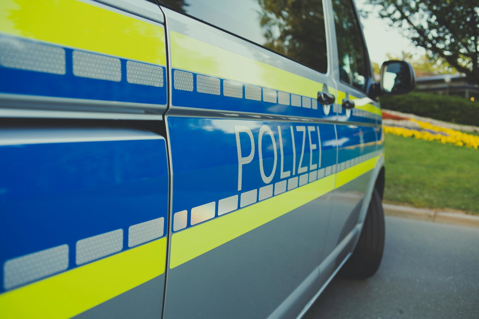 Polizeiauto von der Seite mit der Aufschrift Polizei