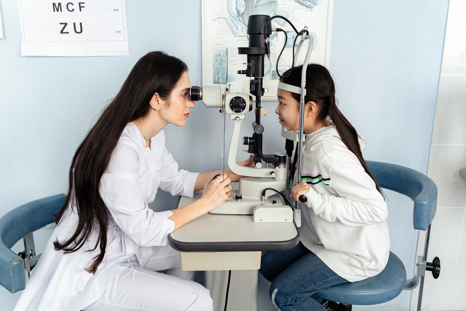Optikerin macht Sehtest mit kleinem Mädchen