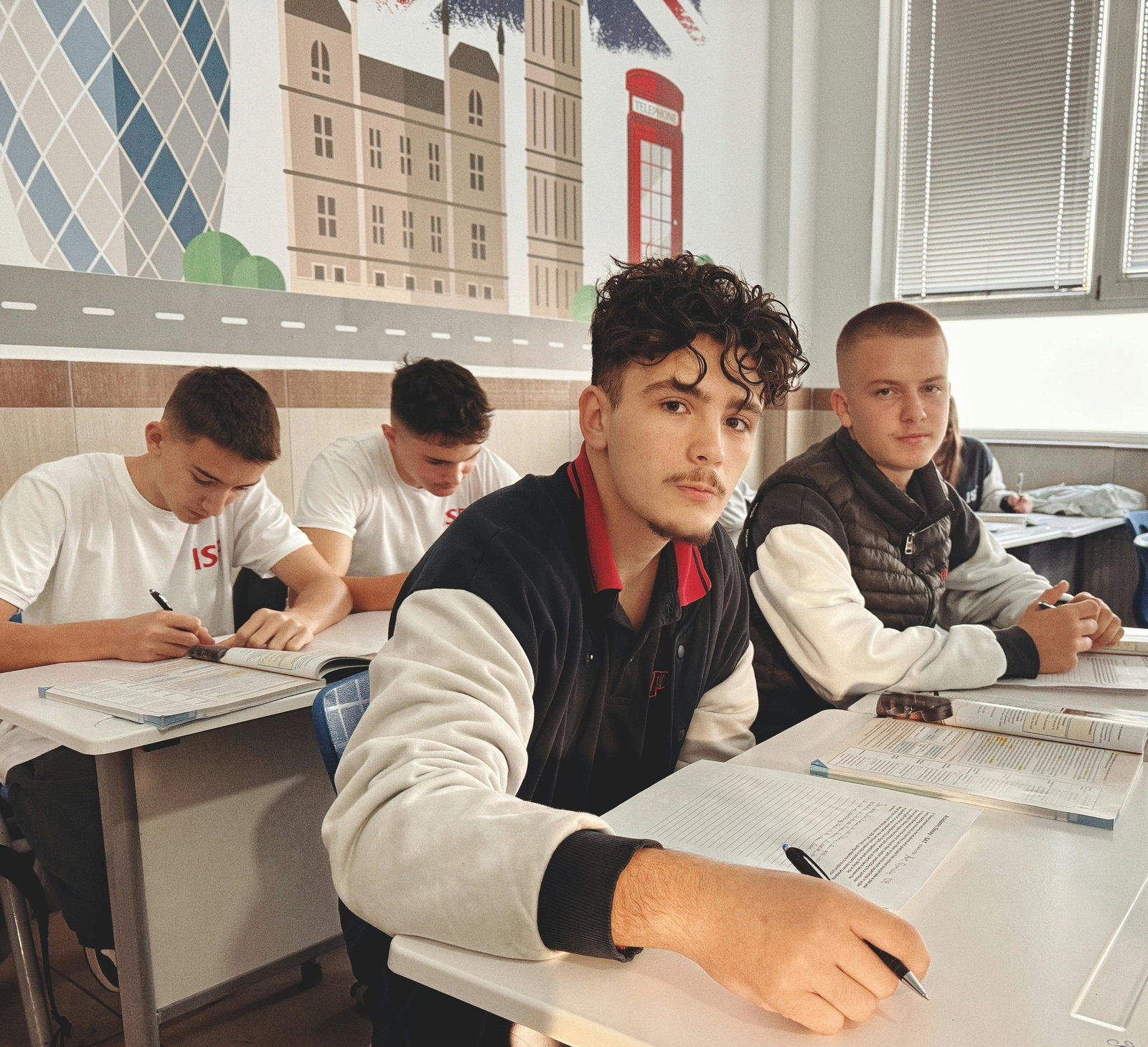 männliche Berufsschulklasse schaut in die Kamera