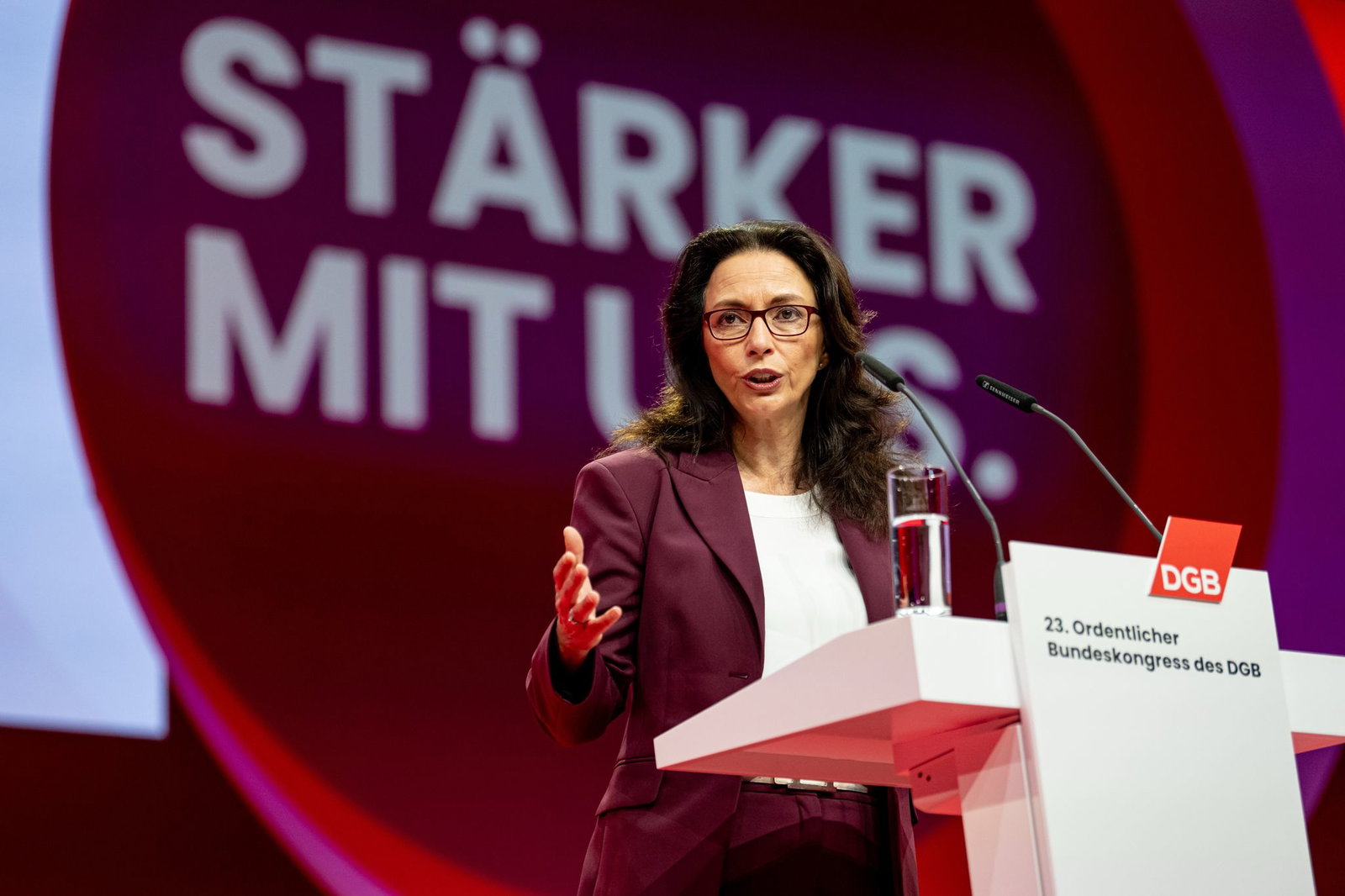 Fahimi sprach sich dafür aus, auch Privatversicherte an der Finanzierung der Krankenkosten von Bürgergeldbeziehern zu beteiligen, für die derzeit die gesetzliche Krankenversicherung mit Milliardensummen mit aufkommt.