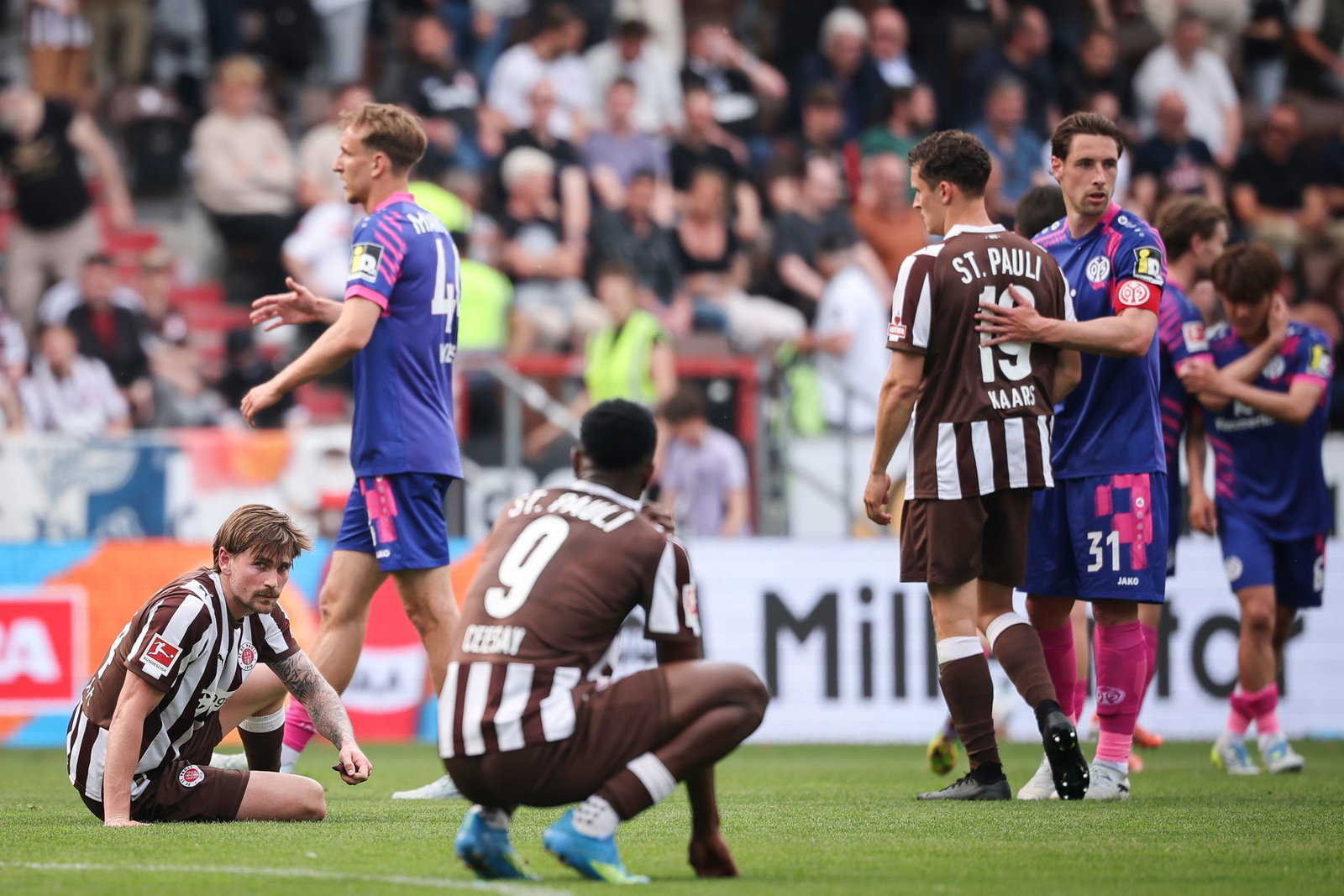 Am Boden: Der FC St. Pauli nach dem 1:2 gegen Mainz 05. 