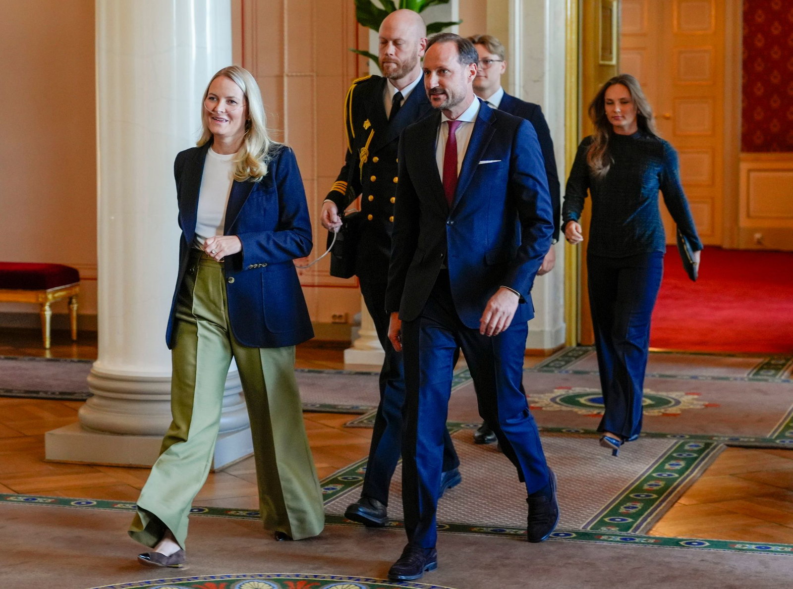 Kronprinz Haakon macht sich große Sorgen um seine Frau, Kronprinzessin Mette-Marit (l). (Archivbild)