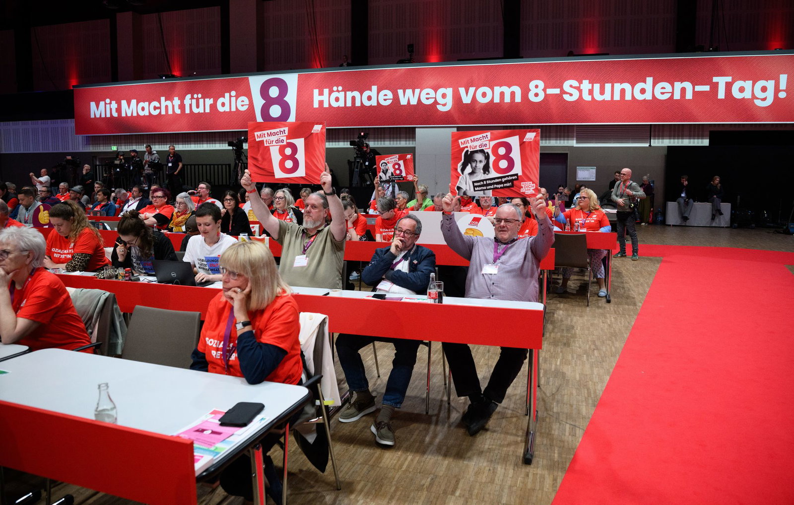 Die Gewerkschaften wollen den Acht-Stunden-Tag verteidigen. (Archivbild)