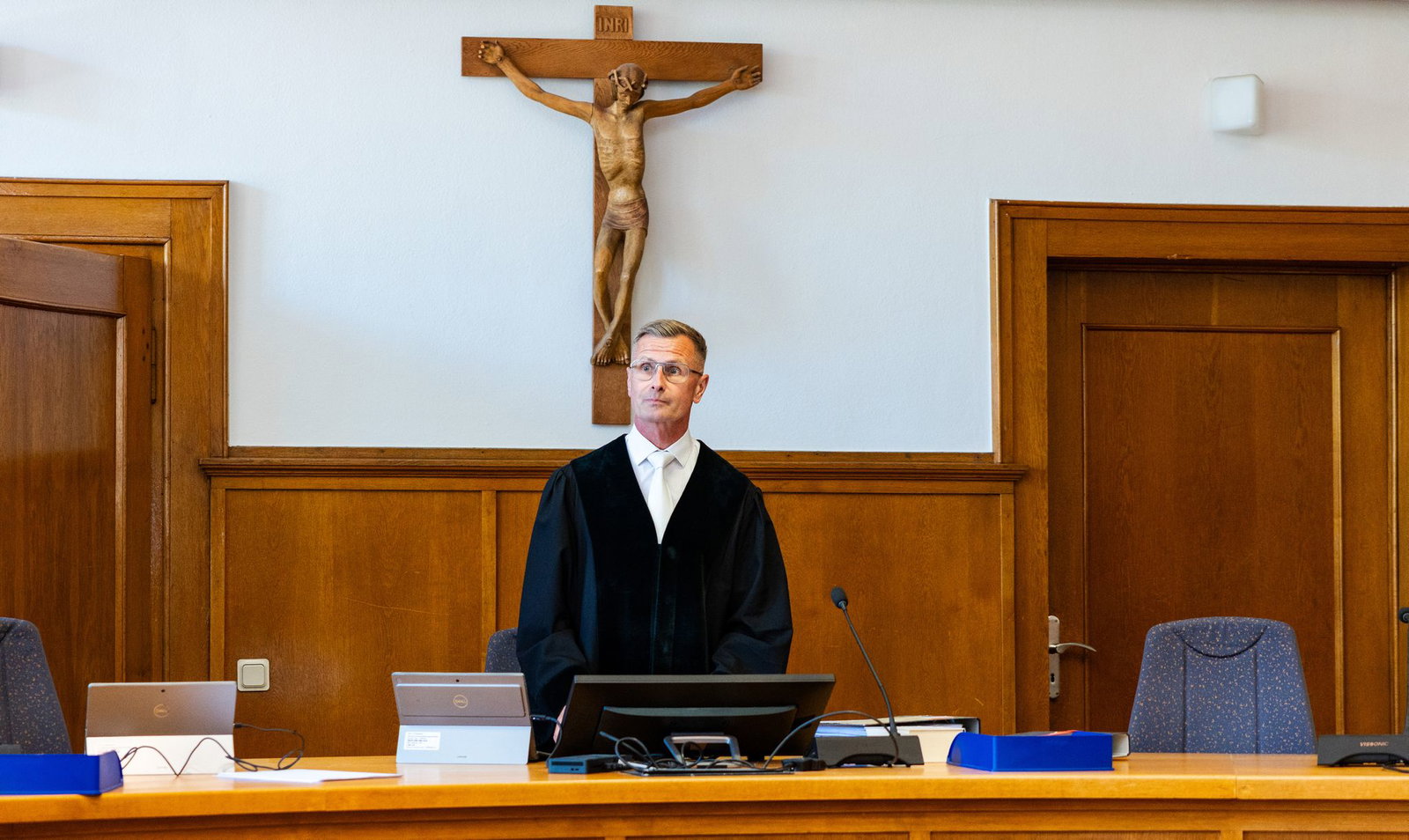 Der Vorsitzende Richter Hałdo Klos leitet den Prozess um den getöteten Gerichtsvollzieher am Landgericht Saarbrücken.