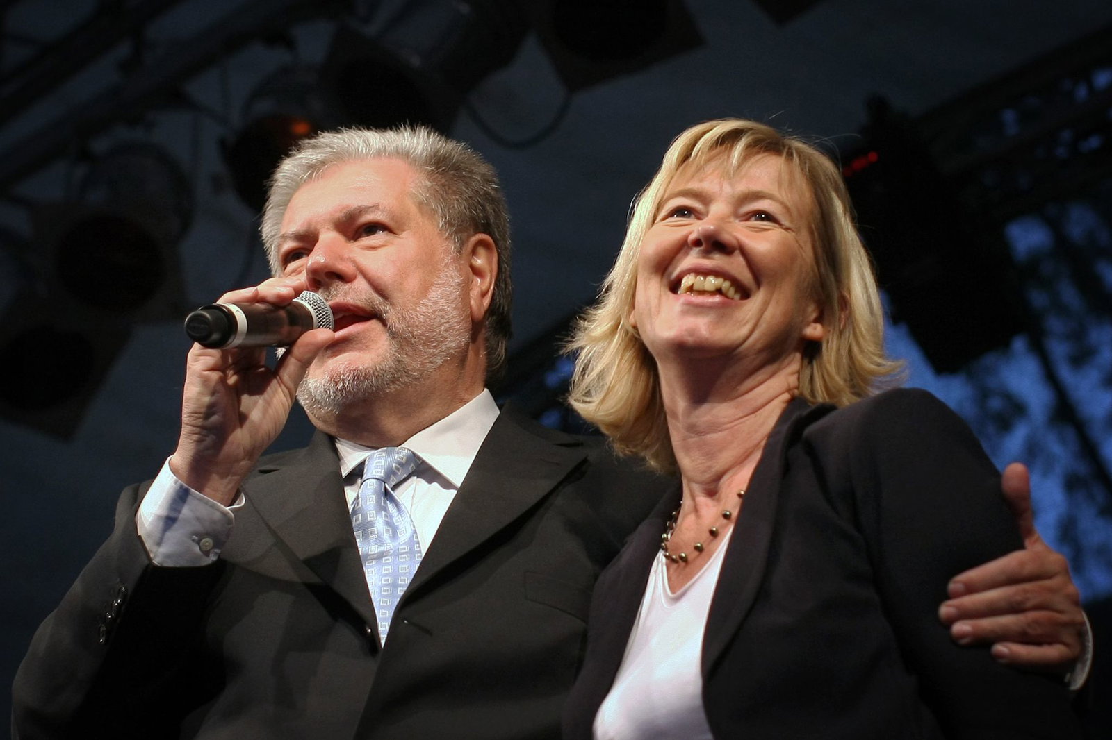 Kurt Beck war der erste von bald vier Ministerpräsidenten, bei denen Doris Ahnen Ministerin im Kabinett war. (Archivbild)