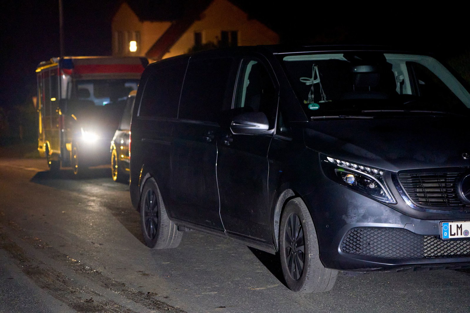 Nach dem tödlichen Arbeitsunfall am 16. April in Runkel sind auch Leichenwagen gekommen. (Archivbild)