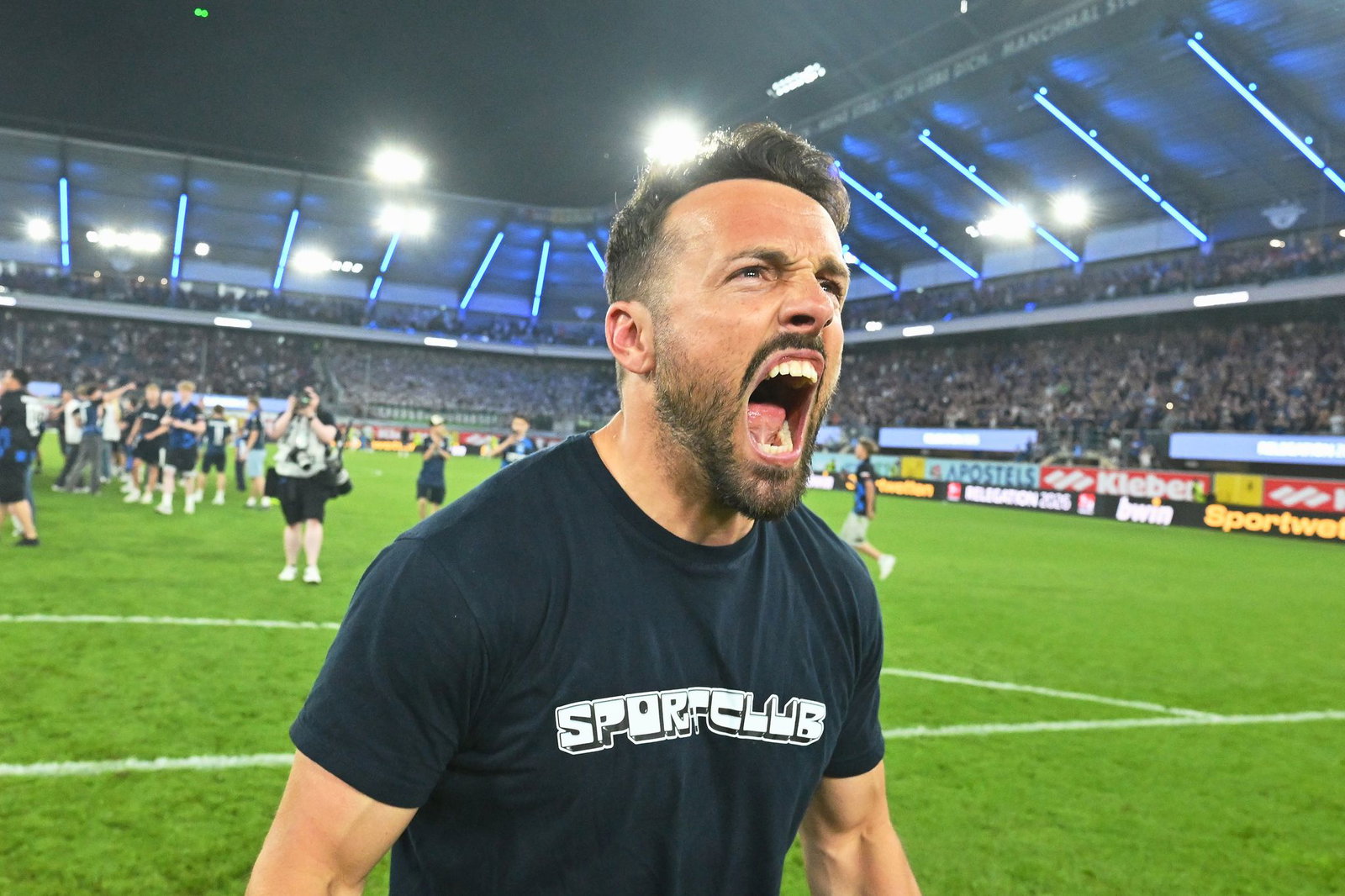 Paderborns Trainer Ralf Kettemann bejubelt den Aufstieg.