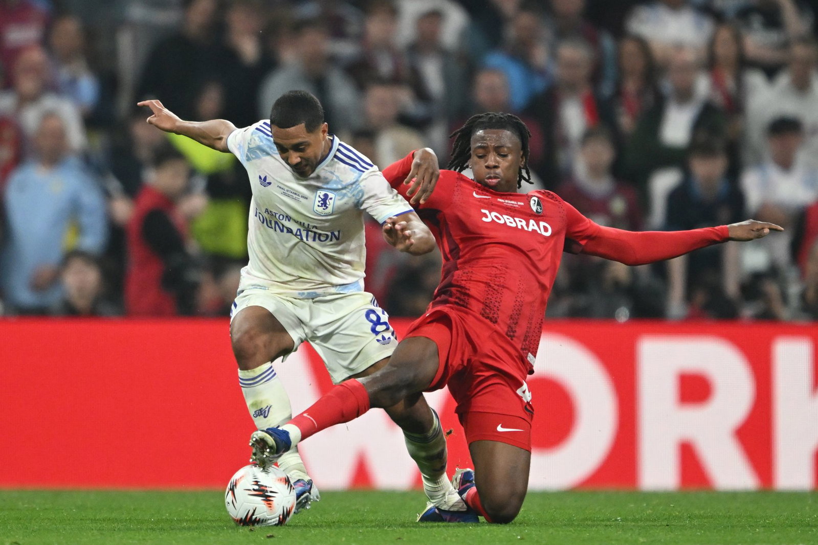 Johan Manzambi (r) wird von der UEFA als junger Spieler der Saison ausgezeichnet.