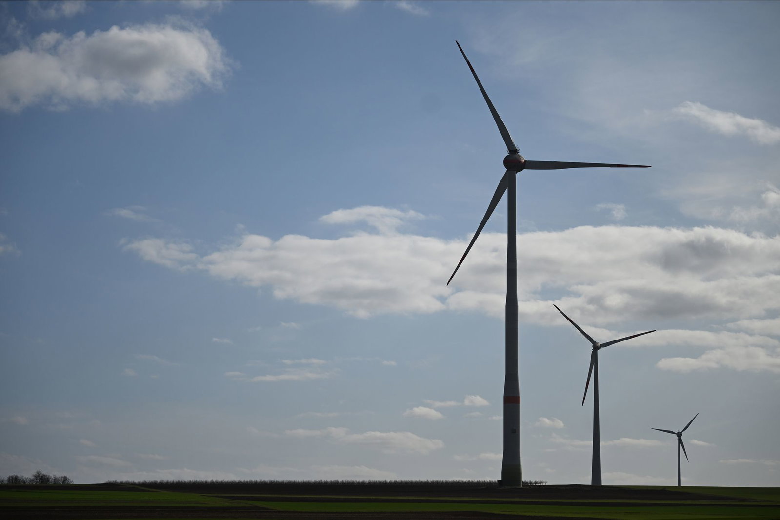 Wie geltende Vorgaben für den Bau und Betrieb von Windkraftanlagen zu bewerten sind, darüber gehen die Meinungen teils deutlich auseinander. (Archivfoto)