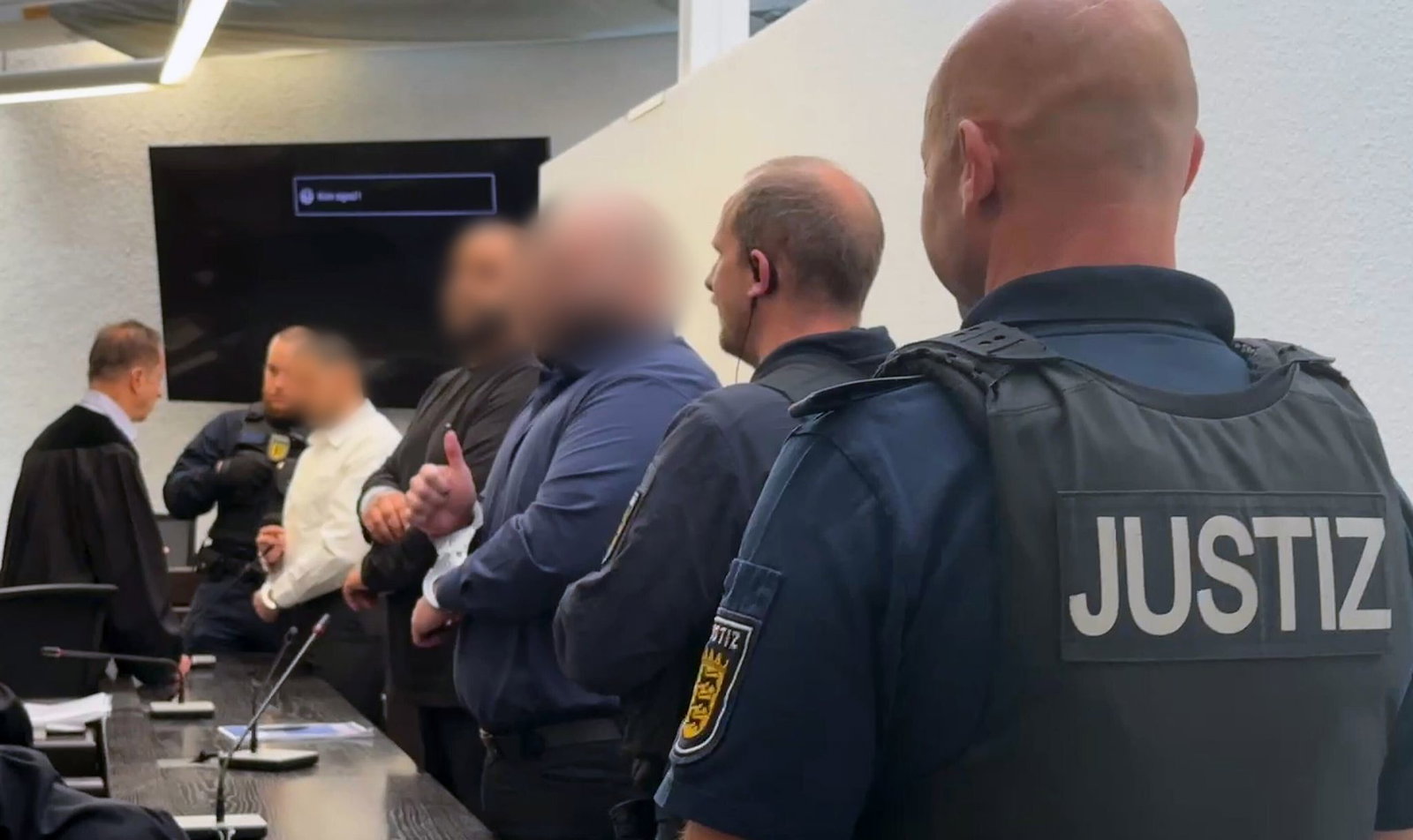 Der angeklagte Justizbeamte hat die Vorwürfe eingeräumt.