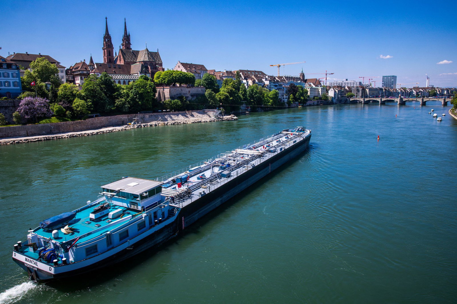 Das Grundwasser entlang des Oberrheins ist nach einer Studie erheblich mit Schadstoffen belastet (Archivbild).