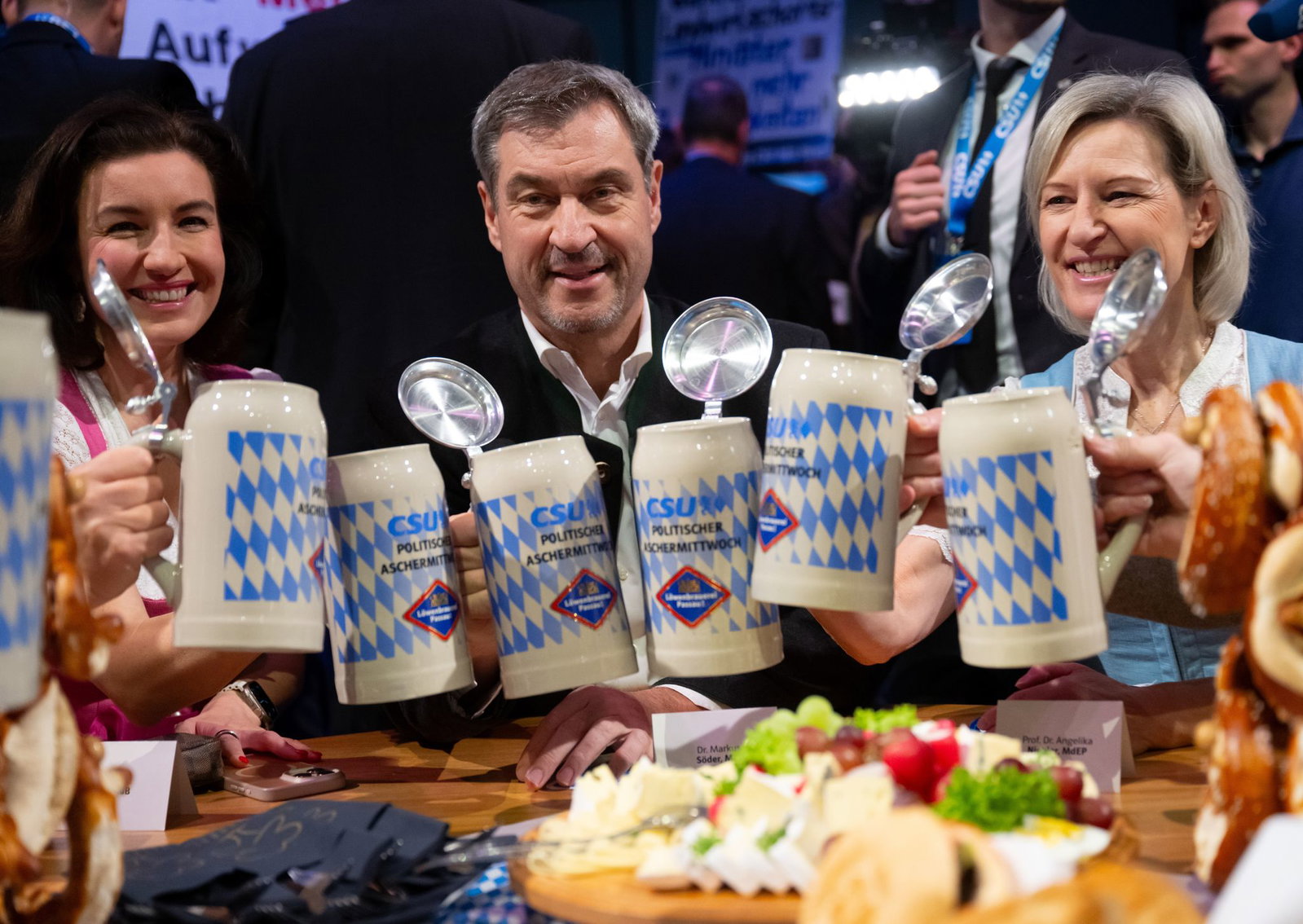 Angelika Niebler (r) ist eine der Stellvertreterinnen von CSU-Parteichef Markus Söder. (Archivbild)