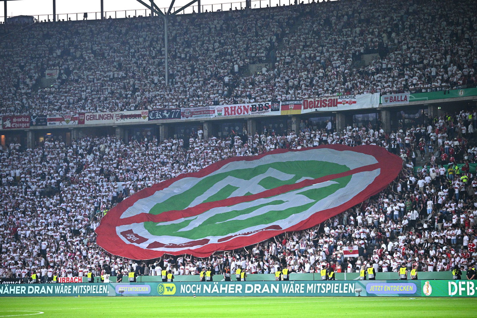 Auf den Rängen im Berliner Olympiastadion protestieren Fans gegen den DFB.