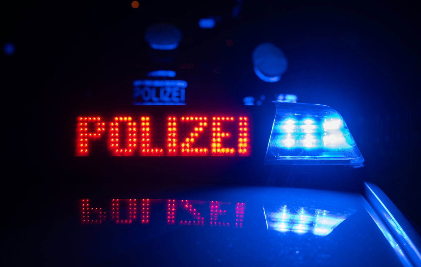 Die Polizei konnte den Verkehr kurzzeitig stoppen und so die Reifenteile entfernen. (Symbolbild)