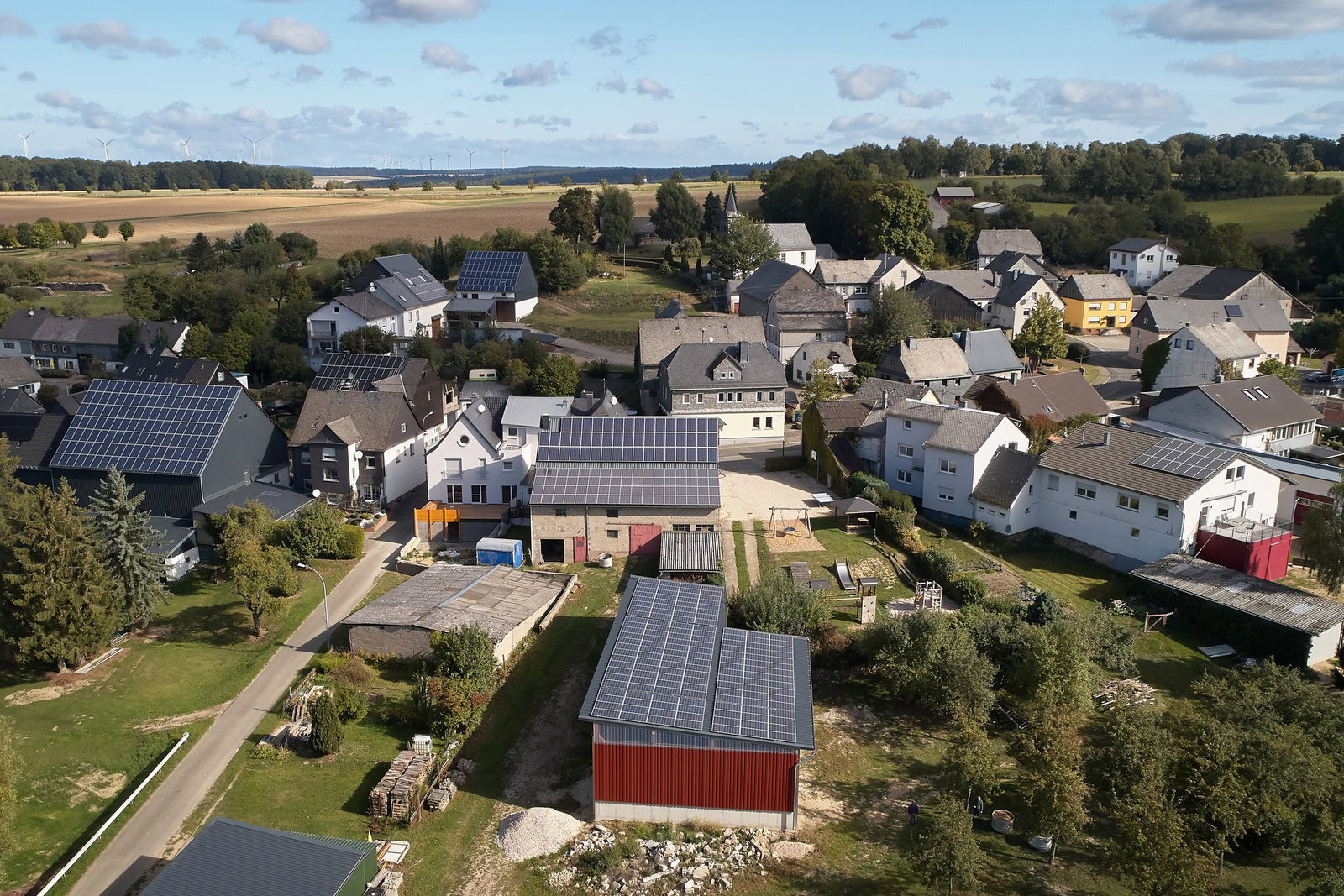 Viele Kommunen können nach Einschätzung der Energieagentur mit Erneuerbaren Geld sparen. (Symbolbild)