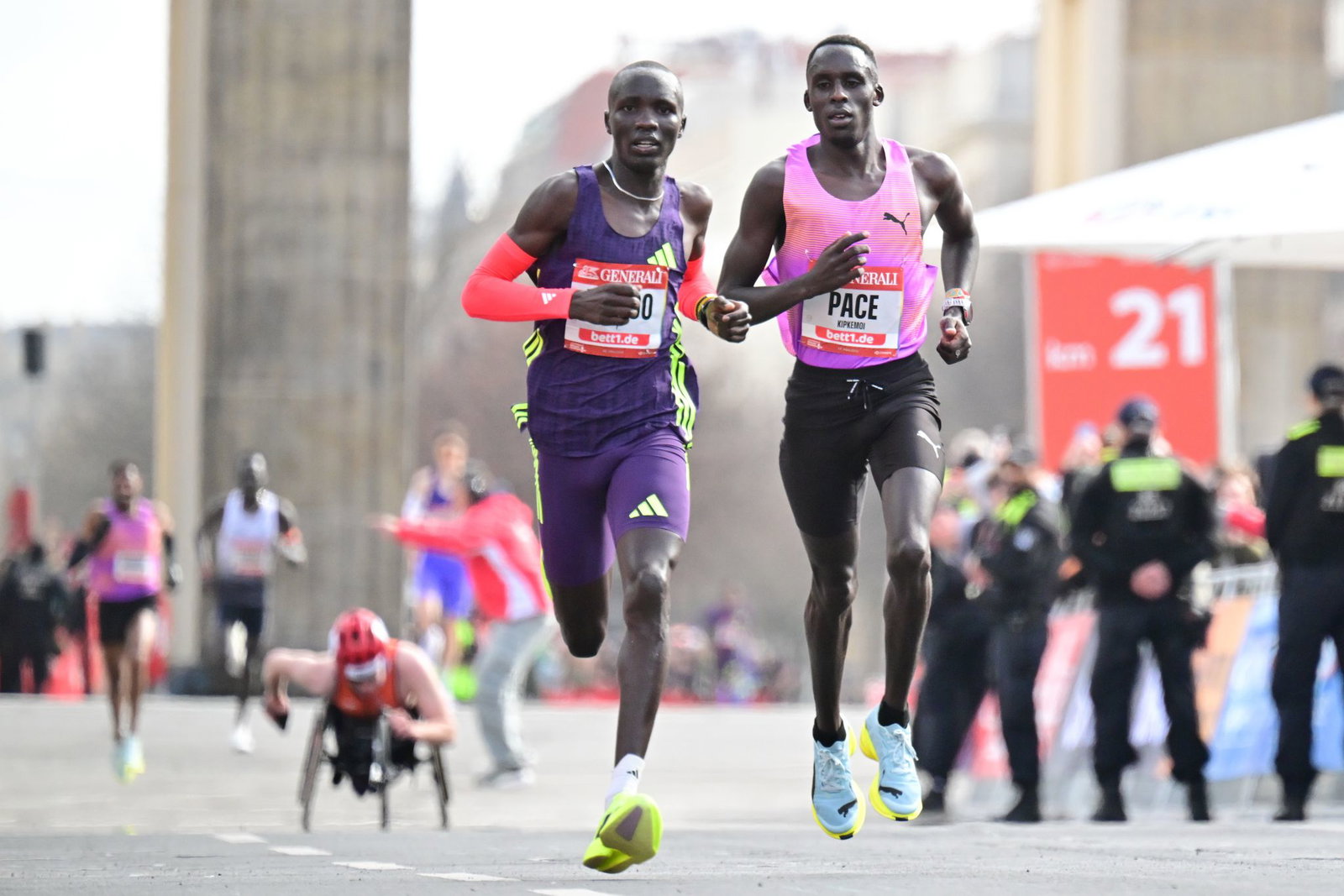 Dennis Kipkemoi (r) gewann den Halbmarathon in Mainz. (Archivbild)