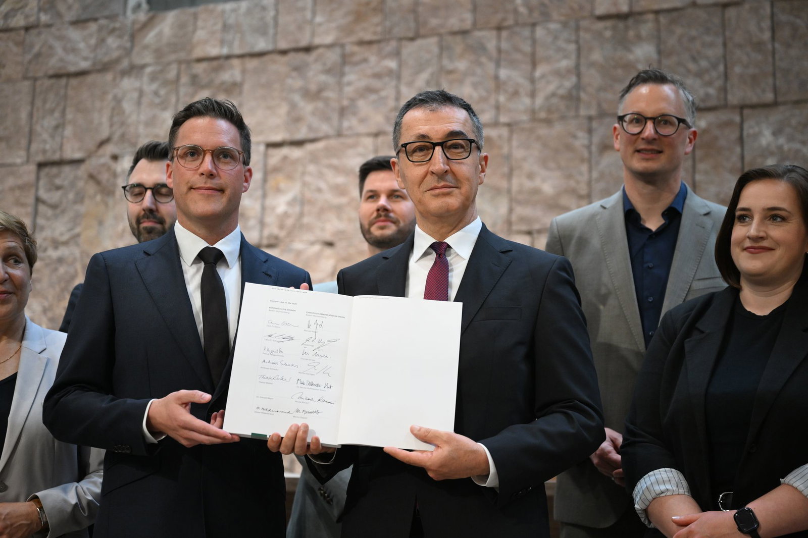 Cem Özdemir und Manuel Hagel haben den Koalitionsvertrag in Baden-Württemberg unterzeichnet.