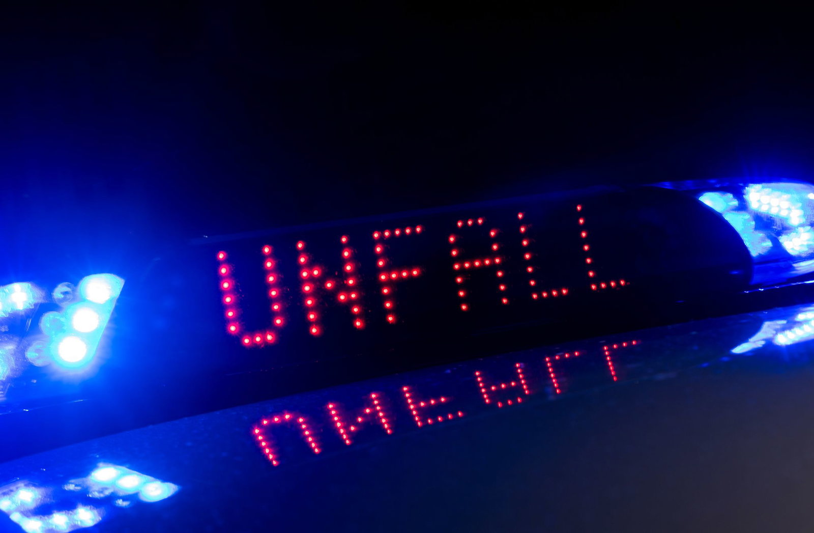 Die Polizei nahm nach dem Unfall Alkoholgeruch bei dem Mann war. (Symbolbild)