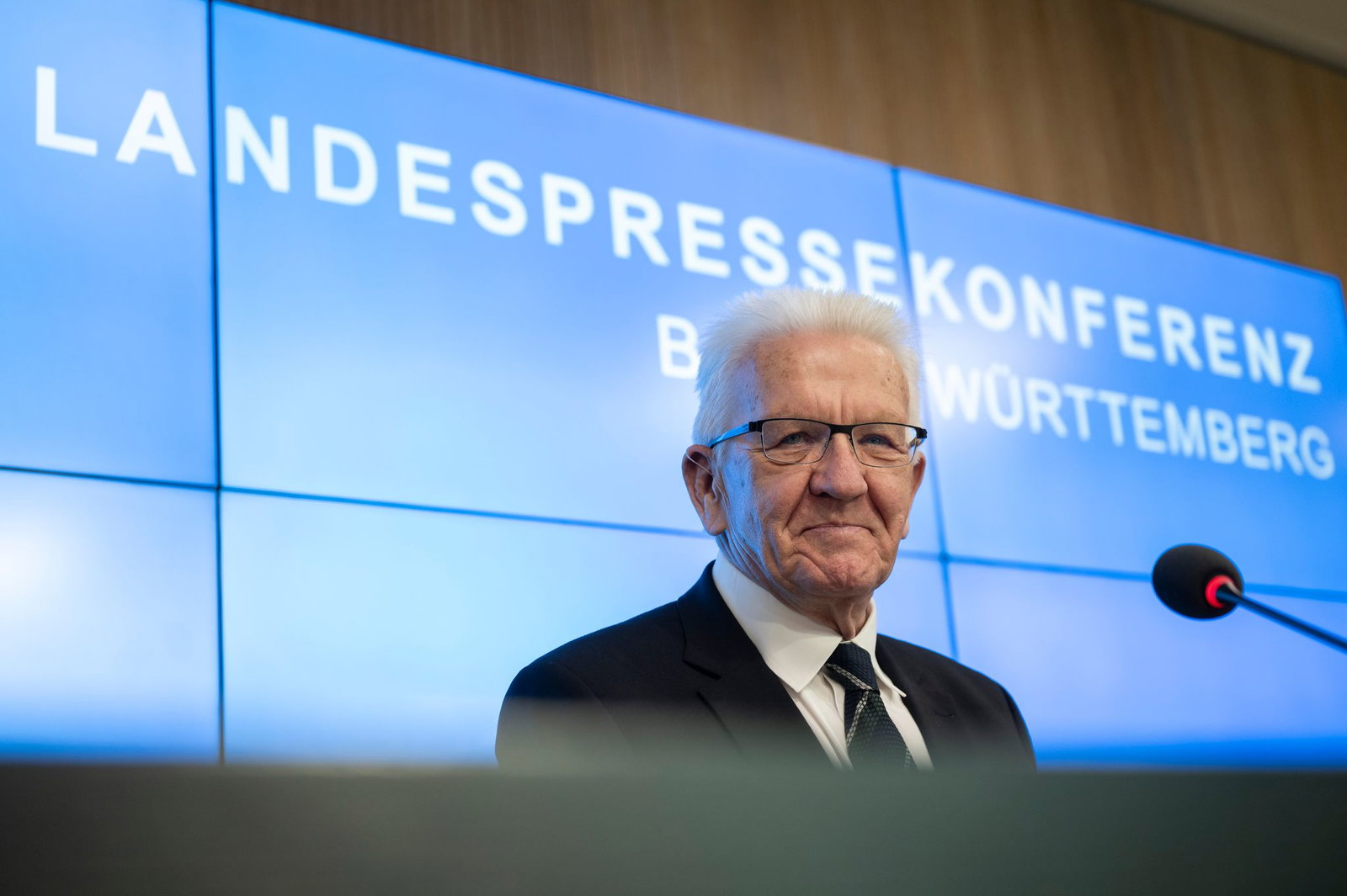 Mehr als 450 Mal nahm Winfried Kretschmann (Grüne) als Ministerpräsident vor der Landespressekonferenz Platz. Heute zum letzten Mal.