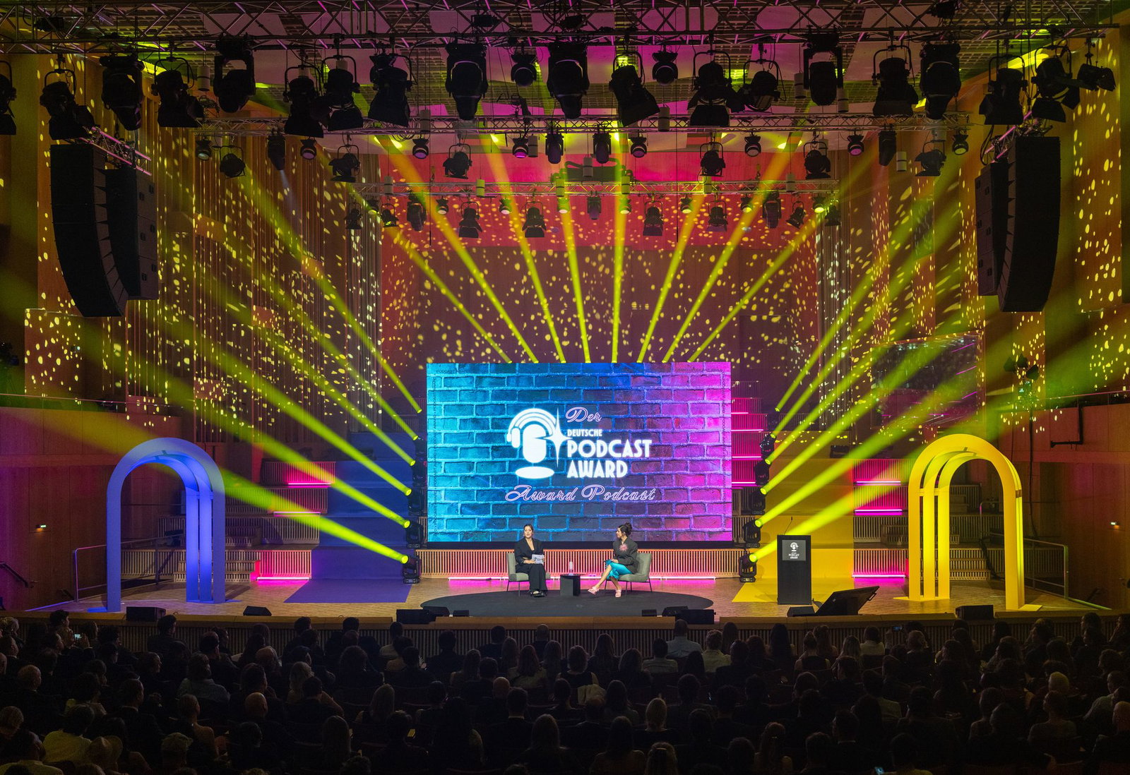 800 Gäste feierten in Berlin den ersten Deutschen Podcast Award.