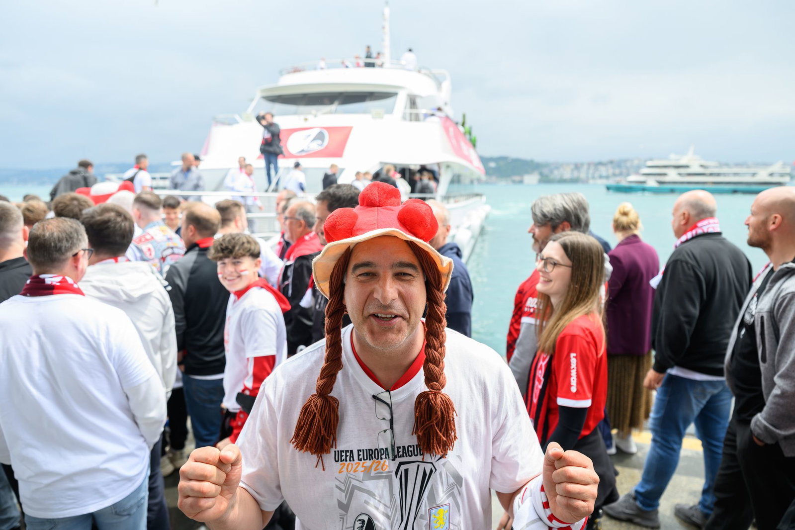 Freiburgs Fans sind bereit für das Endspiel in Istanbul.