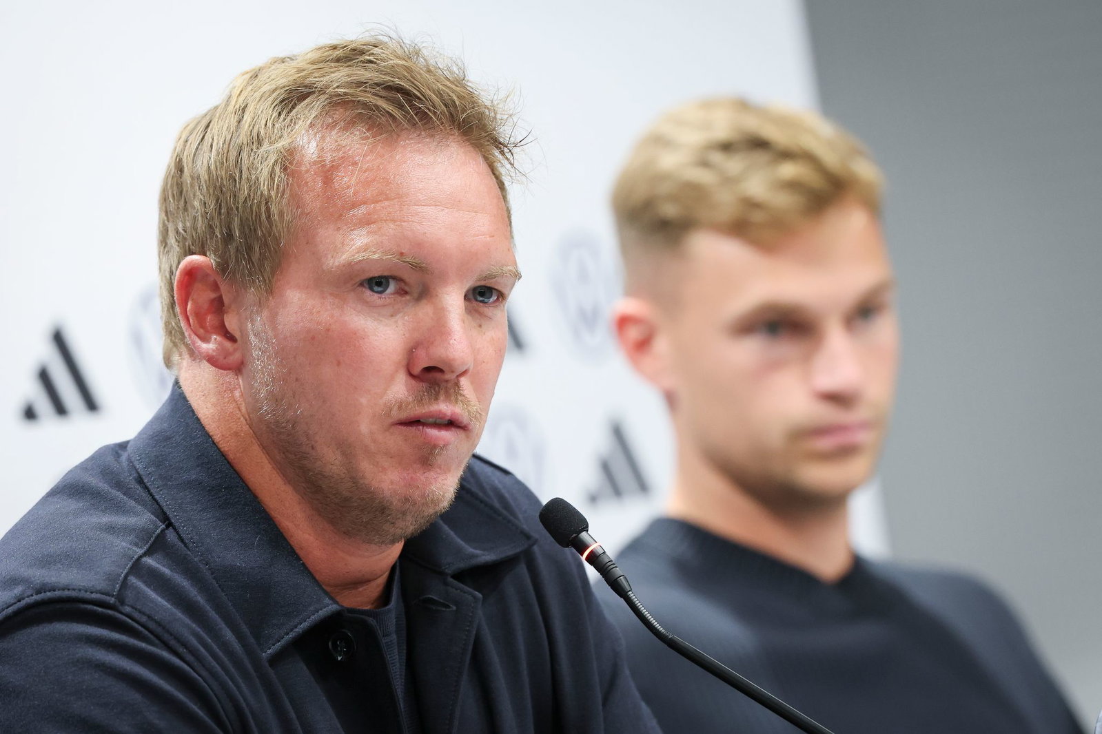Julian Nagelsmann spricht bei einer Pressekonferenz. (Archivbild)