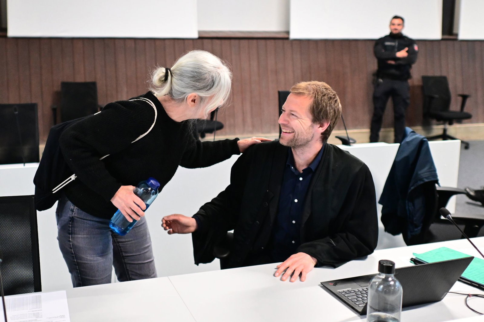Klette und ihr Anwalt wirken freundschaftlich vertraut miteinander. (Archivbild)