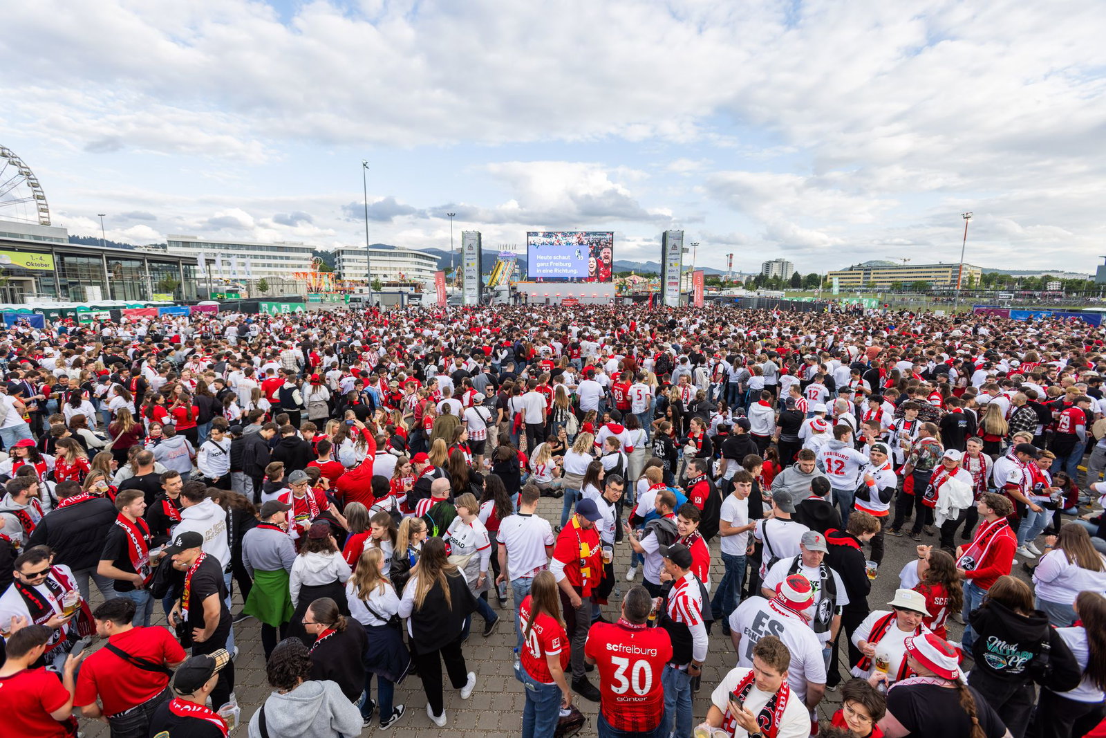 Mehr als 15.000 Fans erleben das Europa-League-Finale beim Public Viewing in Freiburg.