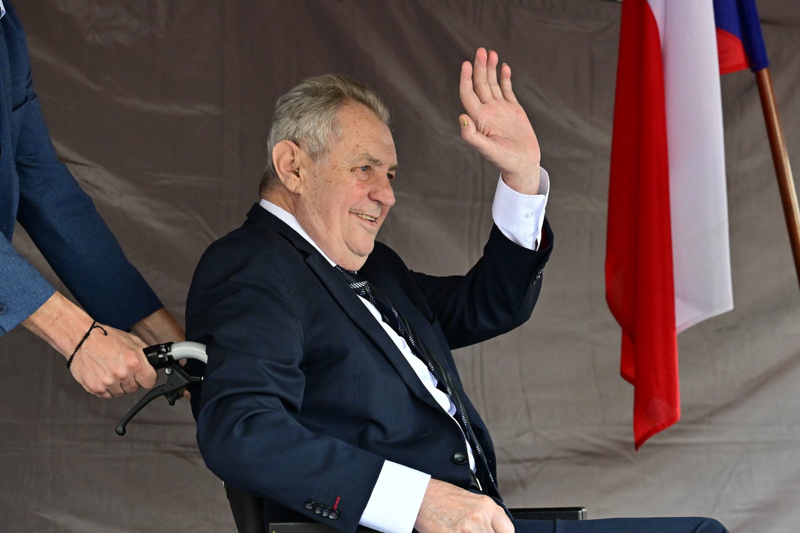 Miloš Zeman, ehemaliger Staatspräsident von Tschechien, wurde bei der Demo gegen den Sudetendeutschen Tag im Rollstuhl auf das Podium geschoben.
