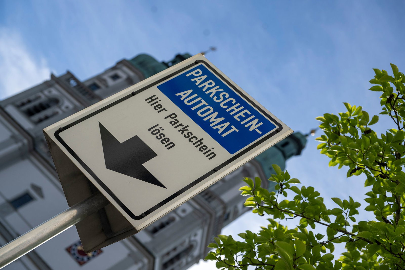 Hinweisschild auf einen Parkscheinautomaten der Stadt Kempten. (Archivbild)