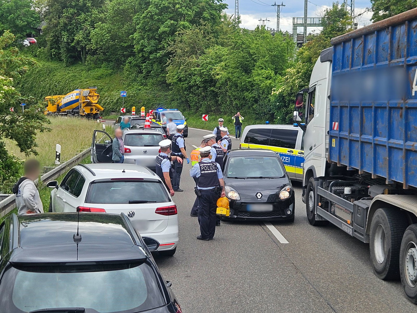 Der Fahrer und die beiden Insassen wurden vorläufig festgenommen.