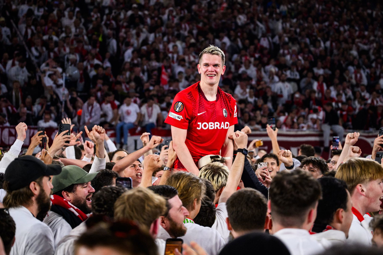 Voller Ekstase feierten Matthias Ginter und die Freiburger den Finaleinzug - am Mittwochabend in Istanbul wollen sie wieder jubeln.