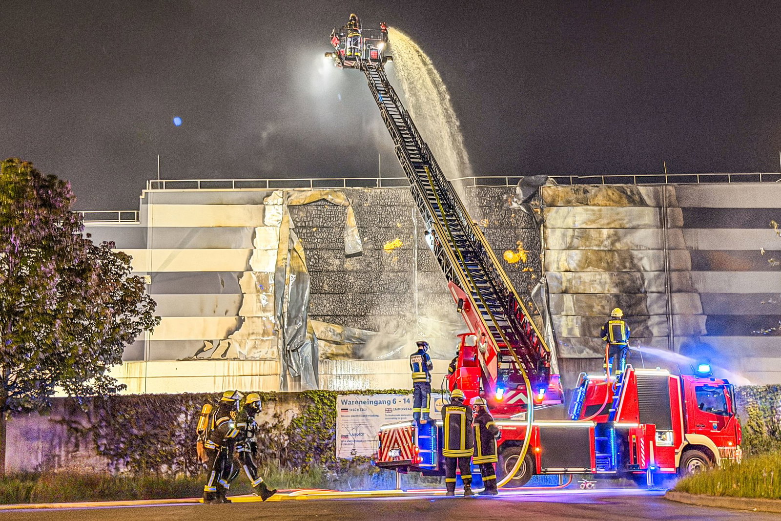 Der Brand der Fassade einer Lidl-Lagerhalle in Hüfingen hat einen hohen Schaden verursacht. 