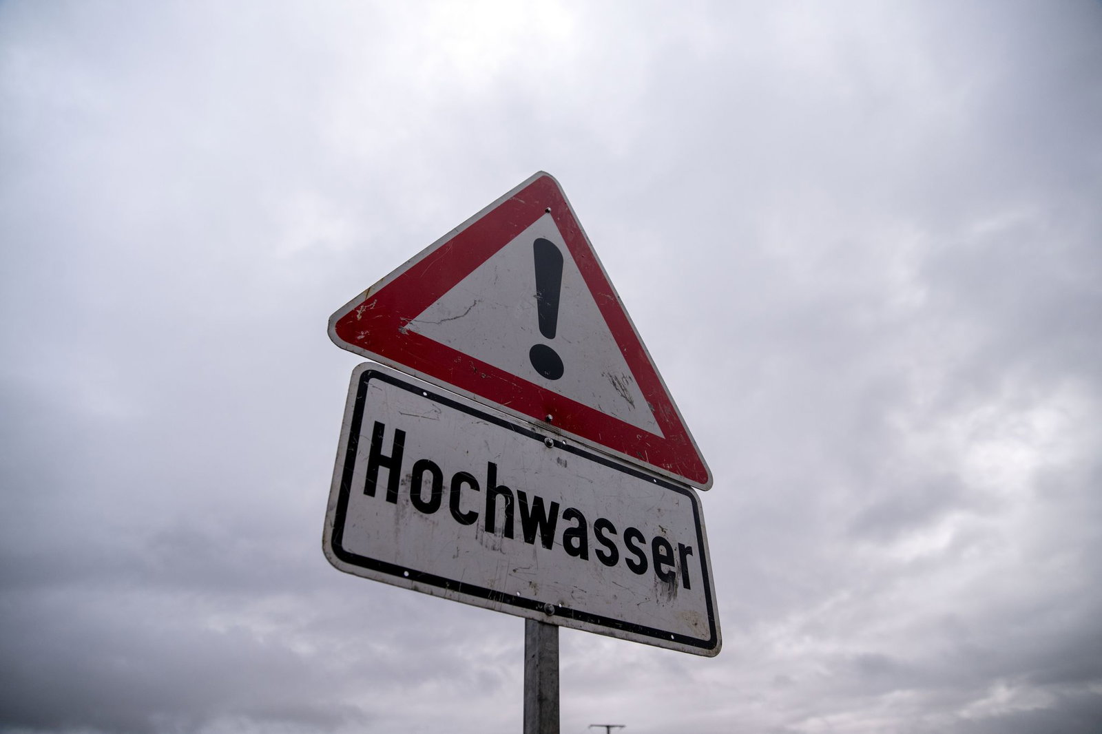 Mit zunehmenden Starkregenfällen ab Sonntag steigt im Saarland die Hochwassergefahr. (Symbolbild)