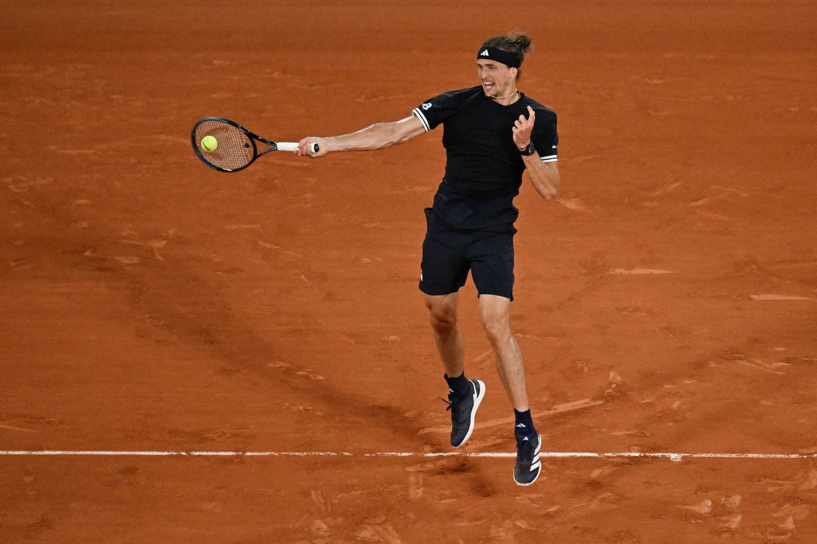 Alexander Zverev schlägt sich ins Achtelfinale der French Open durch.