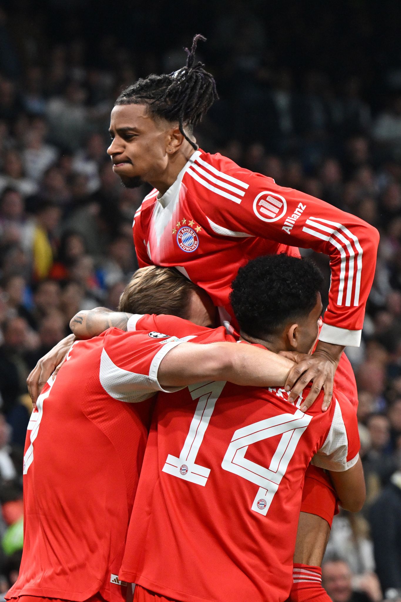 Bayerns Trumpf: Der 100-Tore-Sturm mit Harry Kane (l), Luis Díaz (r) und Michael Olise (oben) vereint beim Jubel. (Archivbild)