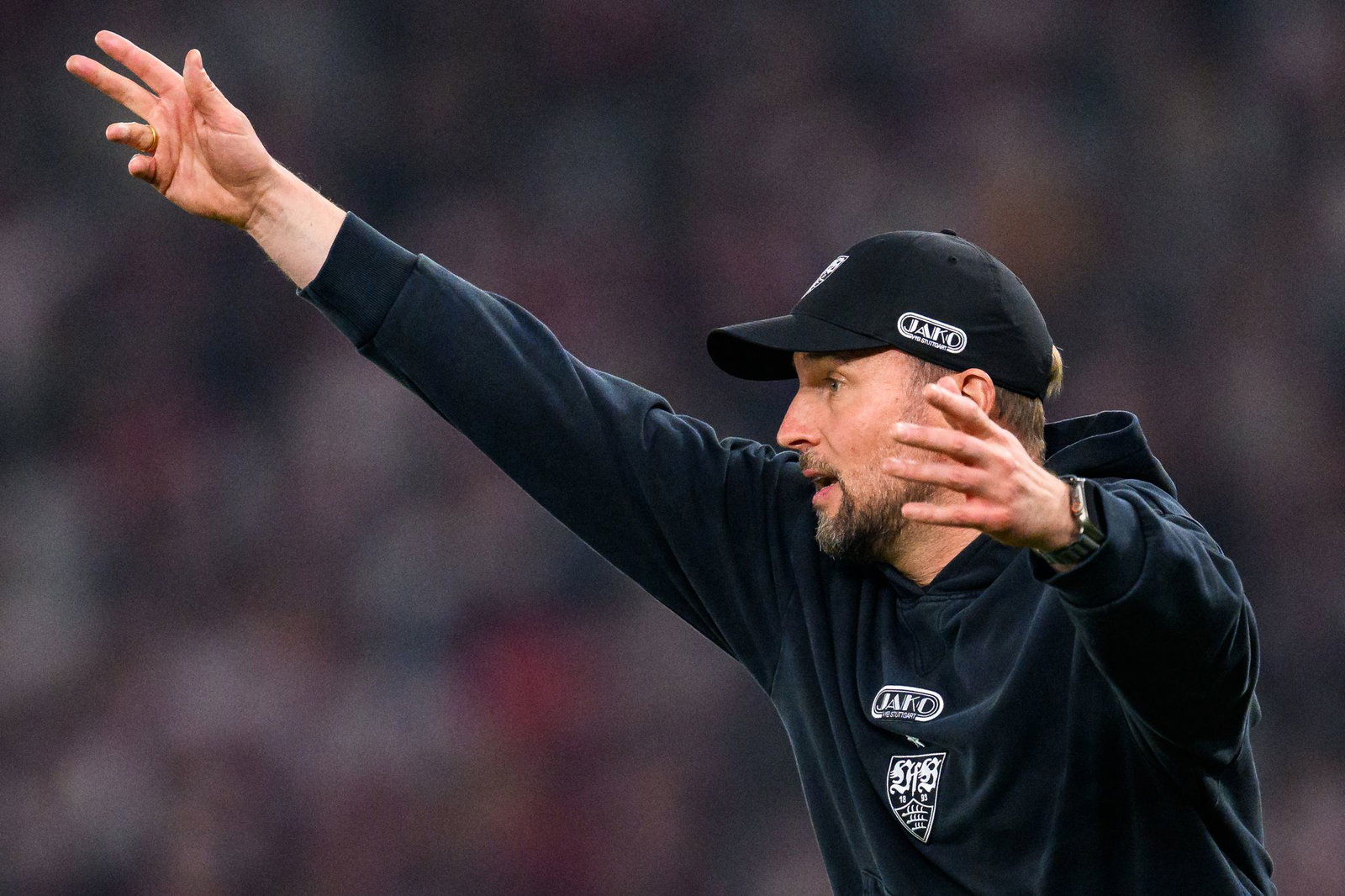 VfB-Trainer Sebastian Hoeneß möchte seine Stuttgarter in die Champions League dirigieren. (Archivbild).