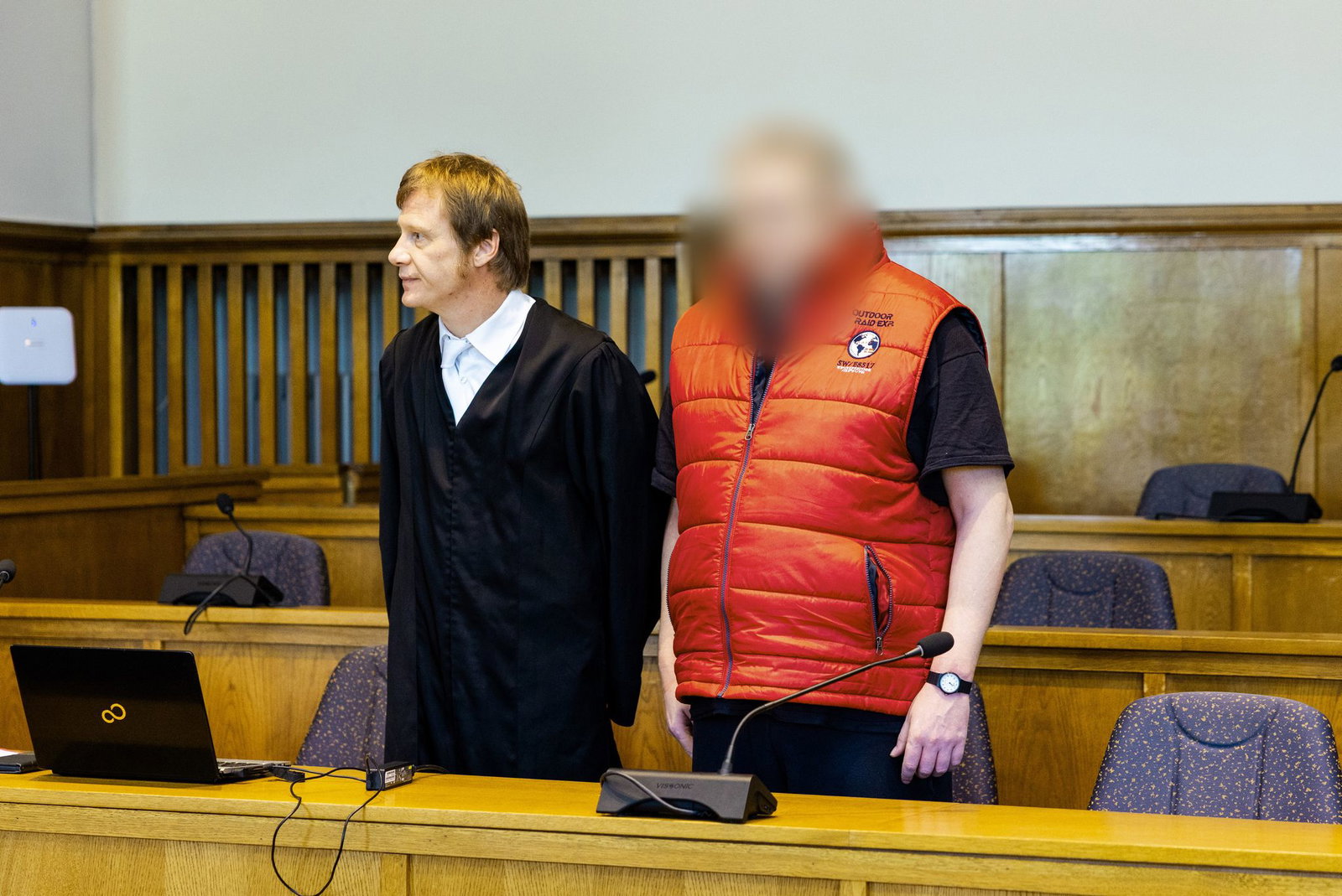 Der Angeklagte steht neben seinem Verteidiger Rechtsanwalt Dirk Gerlach im Saal 38 des Landgericht Saarbrücken.