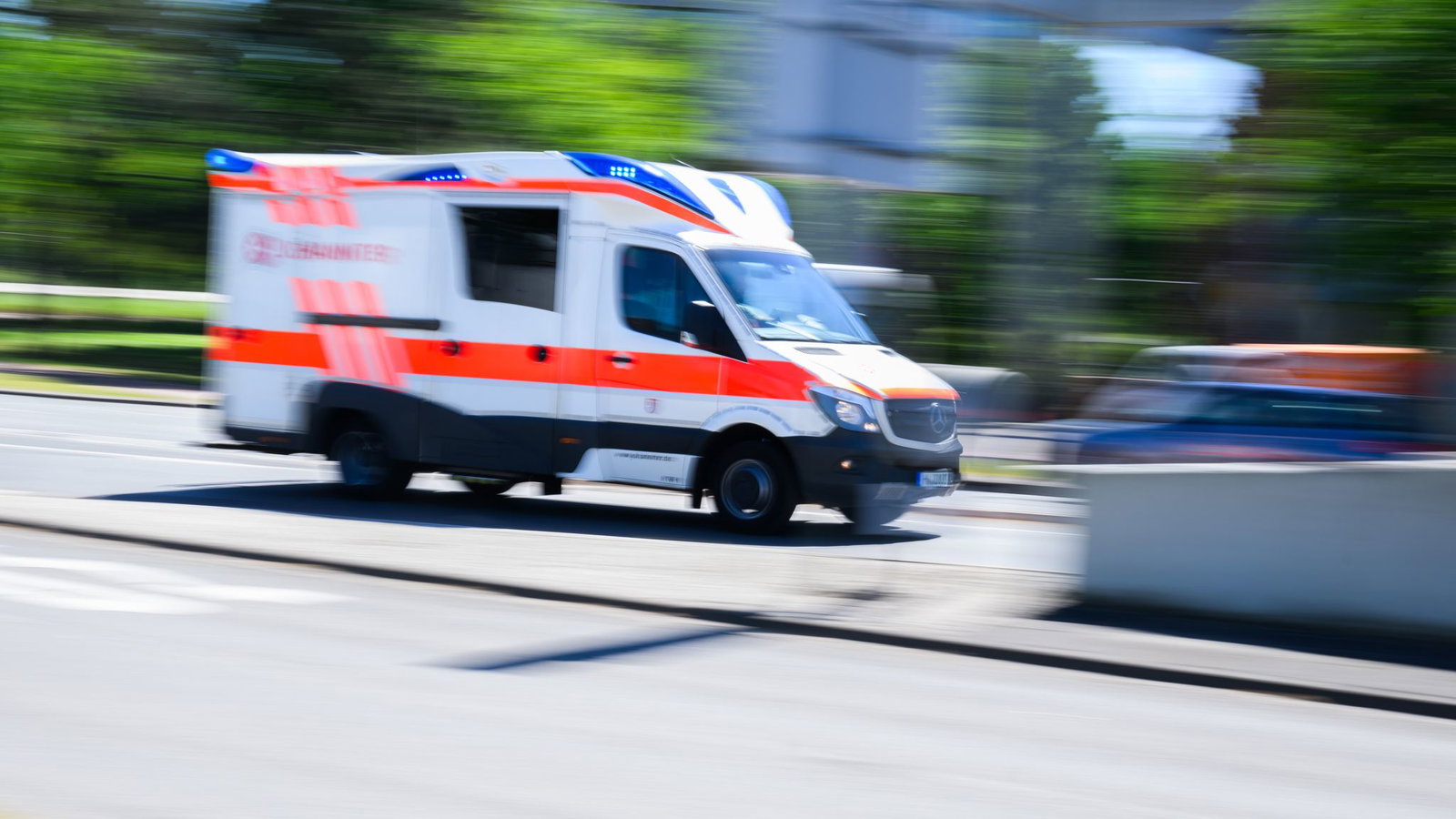 Bei dem Unfall wurden drei Menschen verletzt. (Symbolbild)