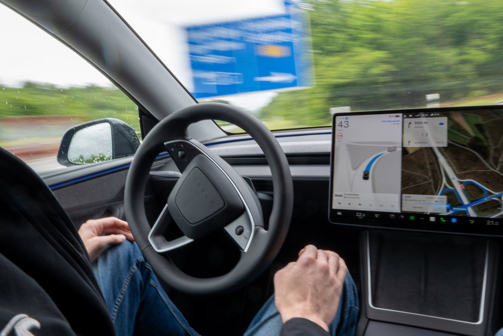 Der US-Elektroautobauer Tesla bemüht sich um die Zulassung von FSD in den europäischen Ländern (Archivbild)