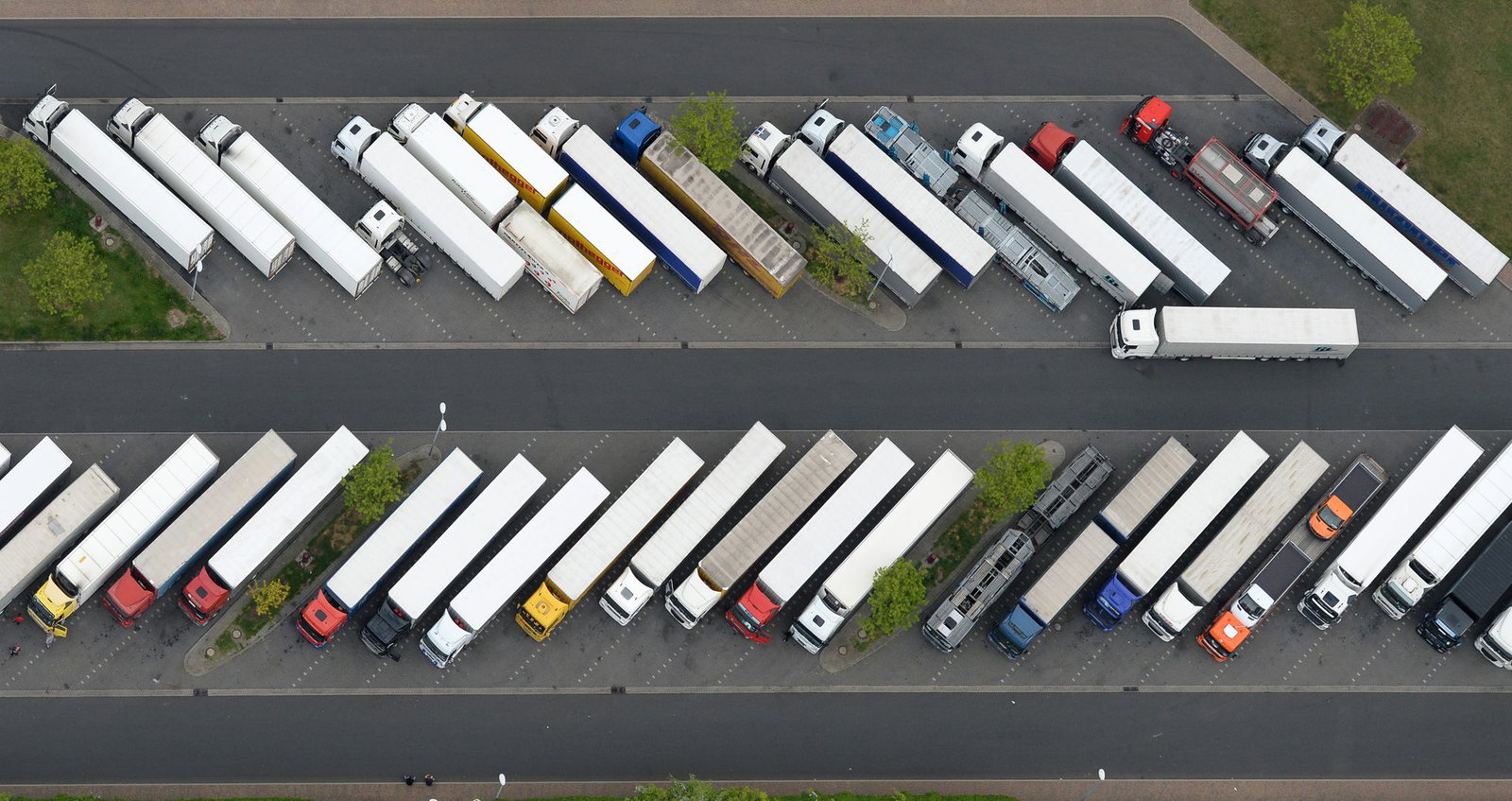 Die EU-Kommission hatte gegen die Lkw-Konzerne wegen verbotener Preisabsprachen Bußgelder von fast vier Milliarden Euro verhängt. (Symbolbild)