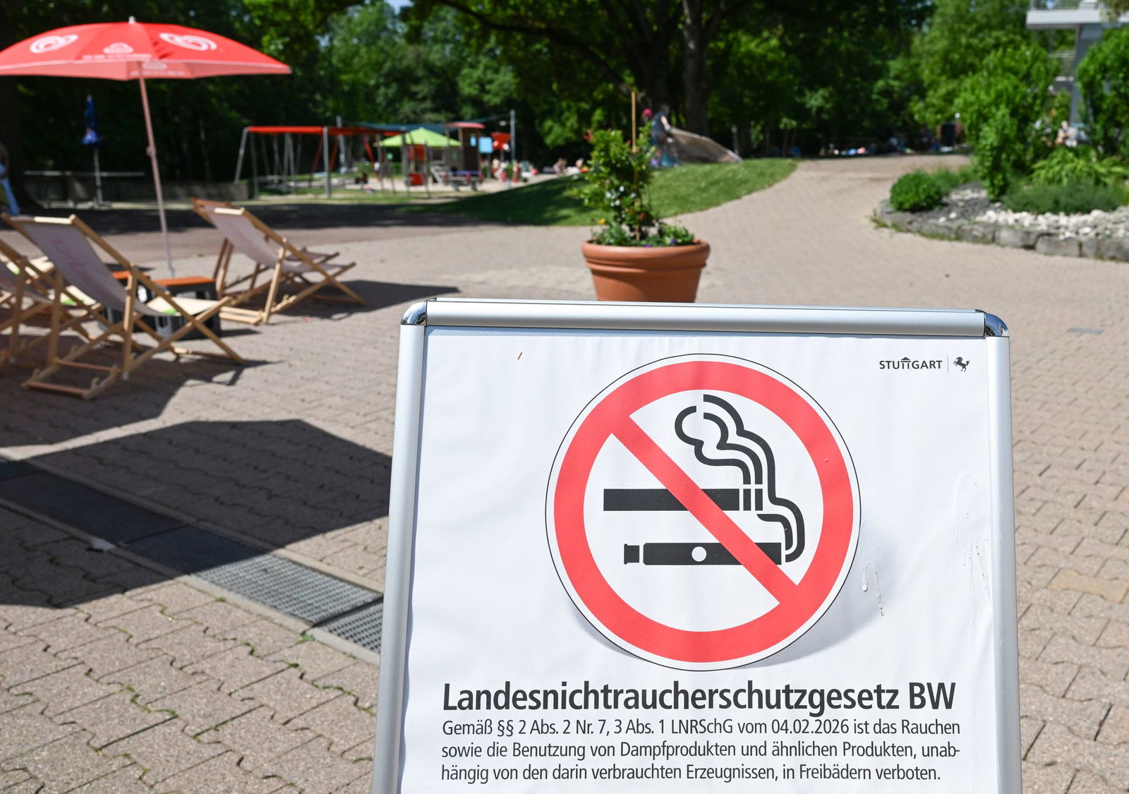 In diesem Freibad wird auf einem großen Plakat auf das Nichtraucherschutzgesetz hingewiesen.