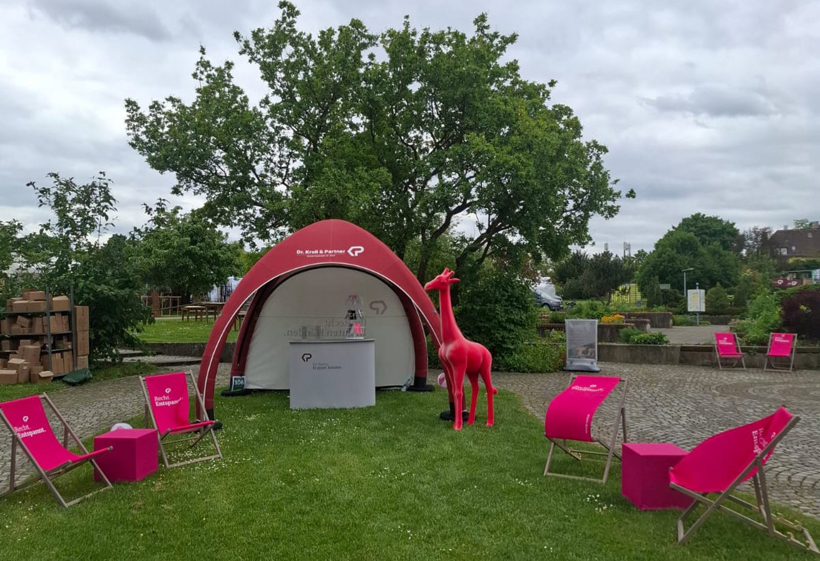 Die pinke Giraffe ist verschwunden.