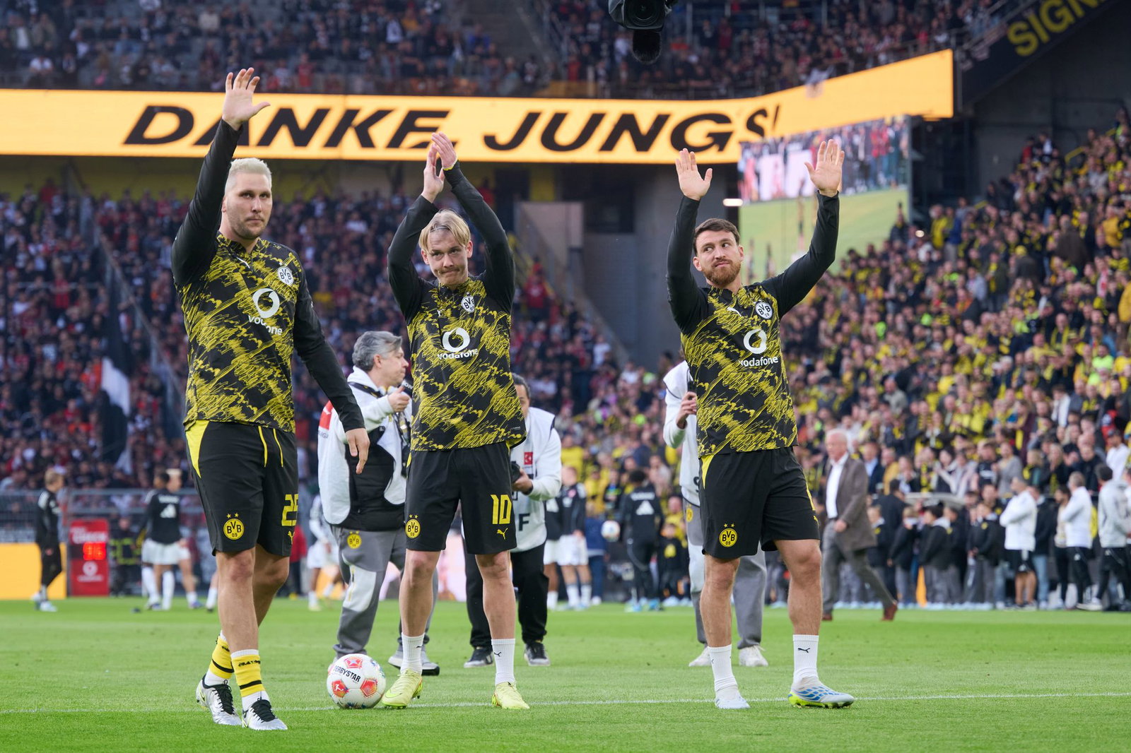 Niklas Süle (l) und Julian Brandt (M) verlassen zum Ende der Saison Borussia Dortmund. 