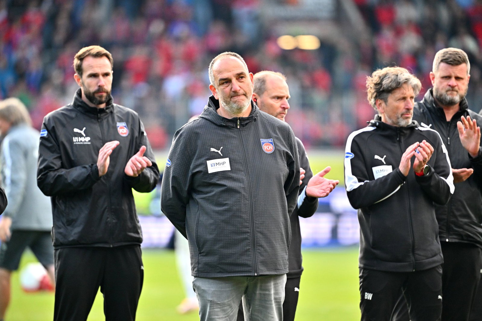 Frank Schmidt wird seinen Vertrag erfüllen - trotz des Abstiegs.