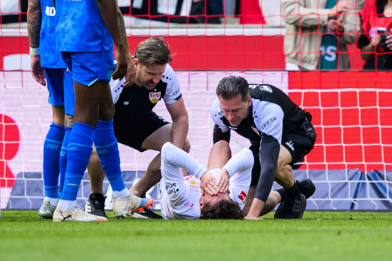 VfB-Stratege Angelo Stiller musste behandelt werden.
